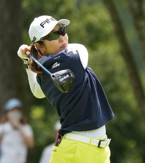 1番、ティーショットを放つ比嘉真美子（撮影・清水貴仁）