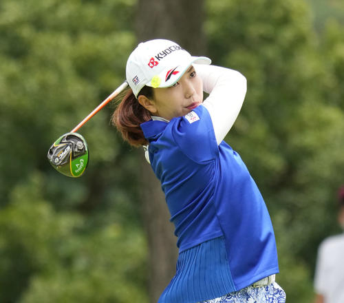 1番、ティーショットを放つ笠りつ子（撮影・清水貴仁）
