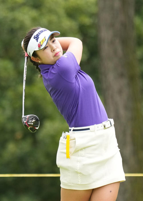1番、ティーショットを放つ山下美夢有（撮影・清水貴仁）