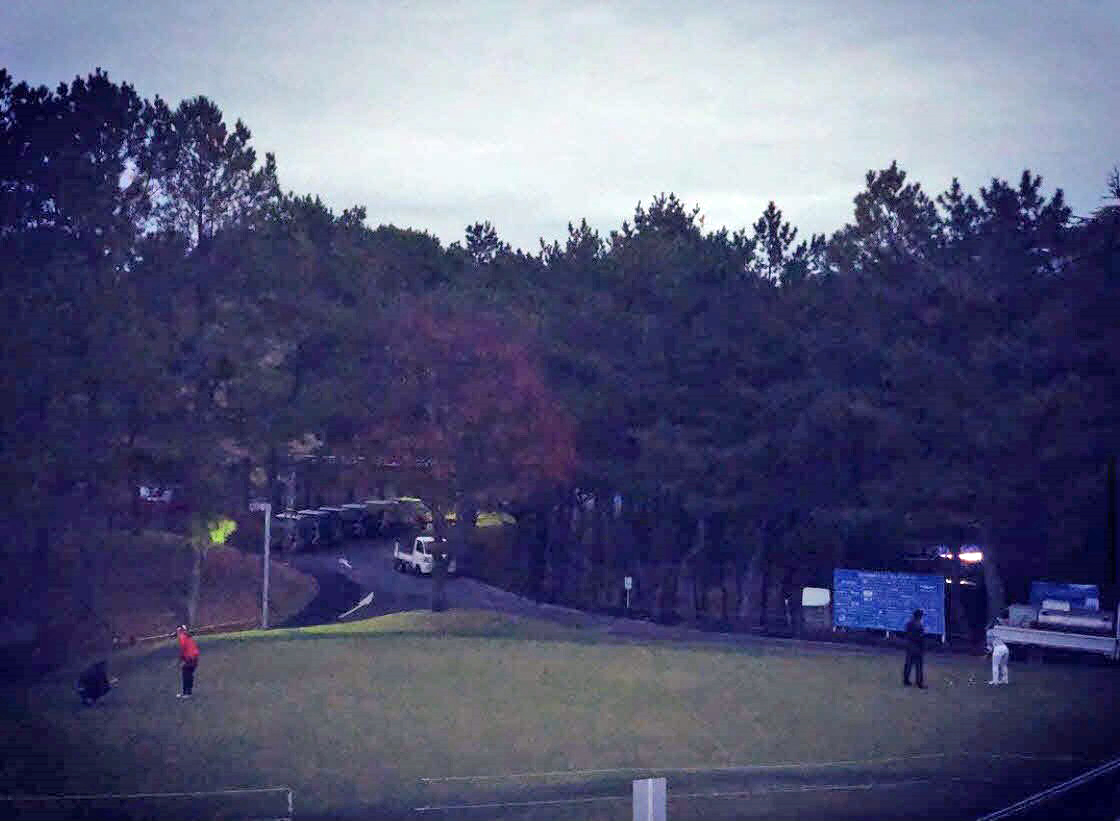 2018年11月16日、愛媛・エリエールＧＣ松山のパッティンググリーンで日が暮れるまで練習を続ける鈴木愛（右）と河本結（赤いウエア）