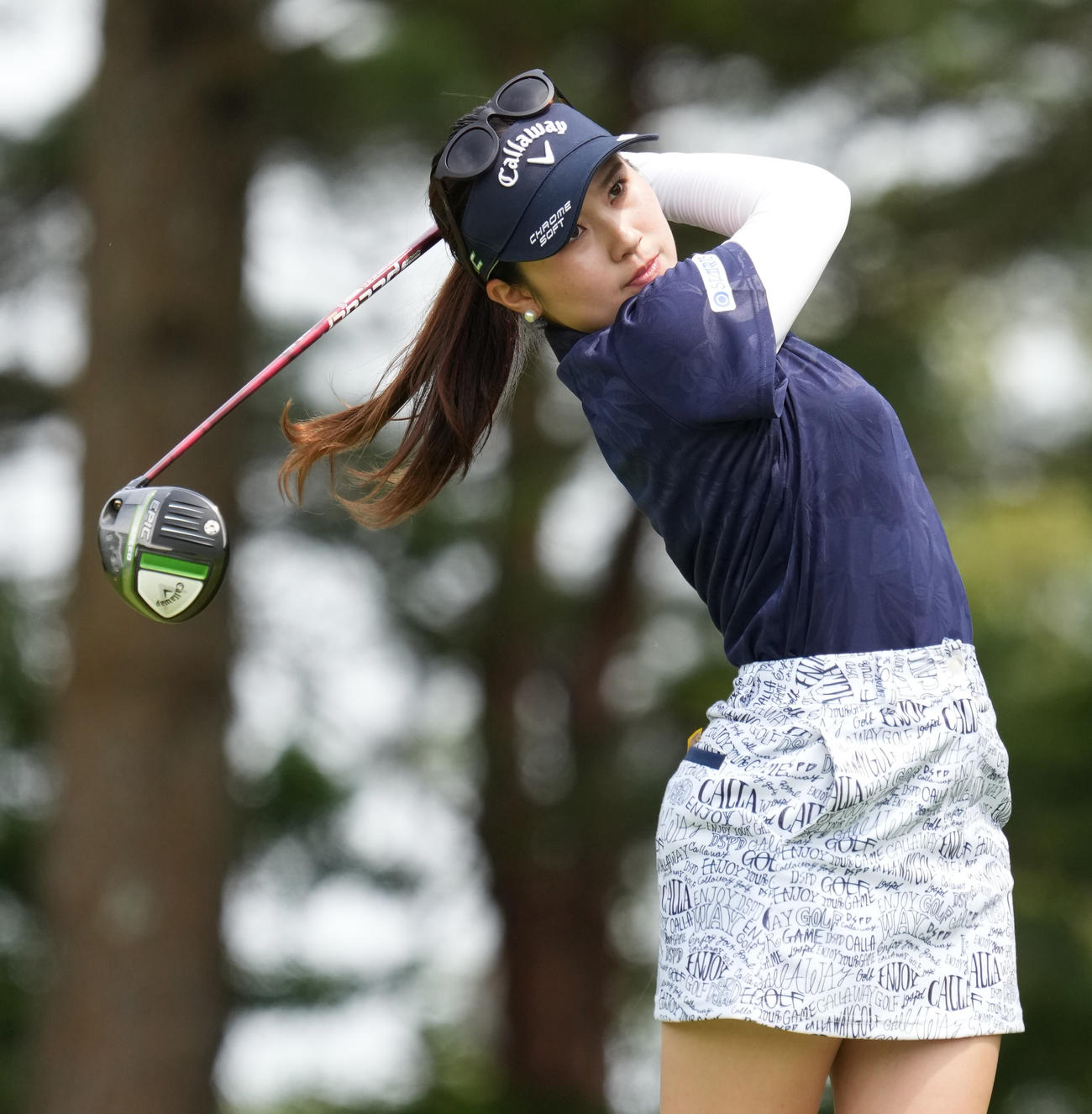 5番、ティーショットを放つ西村優菜（撮影・清水貴仁）