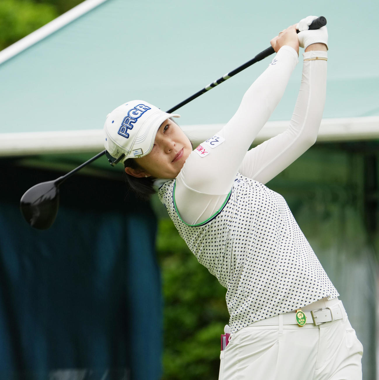 10番、ティーショットを放つ辻梨恵（撮影・清水貴仁）