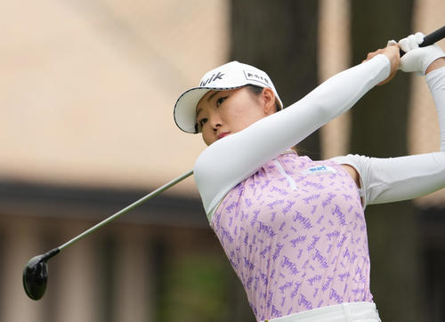 1番、ティーショットを放つ石井理緒（撮影・清水貴仁）