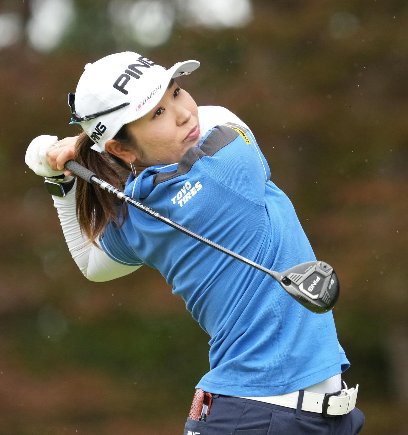 5番、ティーショットを放つ比嘉真美子（撮影・清水貴仁）