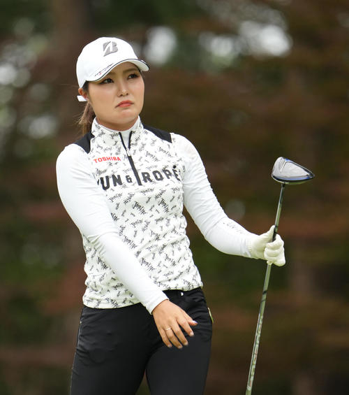 5番、ティーショットを放つ高橋彩華（撮影・清水貴仁）