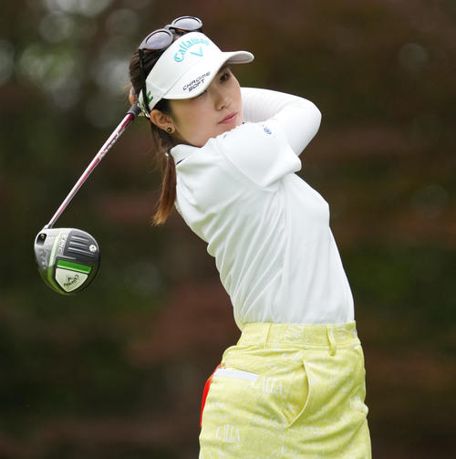 5番、ティーショットを放つ西村優菜（撮影・清水貴仁）
