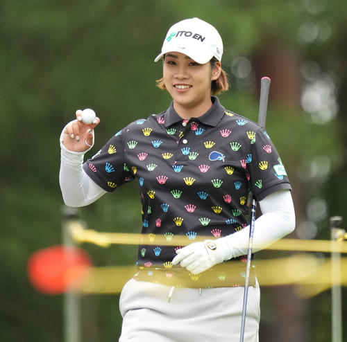 5番、ティーショットを放つ浜田茉優（撮影・清水貴仁）
