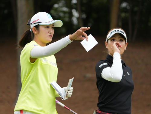 5番、稲見萌寧（左）と福田真未（撮影・清水貴仁）
