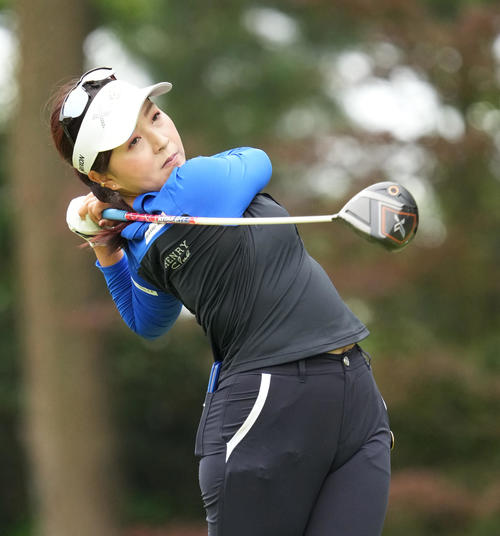5番、ティーショットを放つ青木瀬令奈（撮影・清水貴仁）