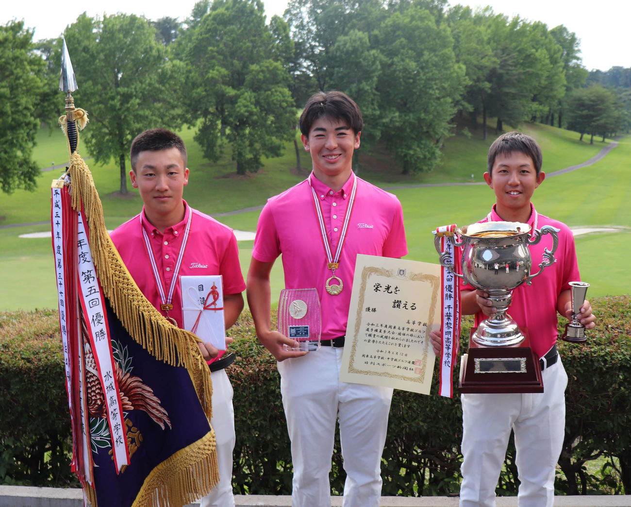 団体男子で16年ぶり3回目の優勝を果たした佐野日大。（左から）松澤虎大、康翔亮、松枝靖悟