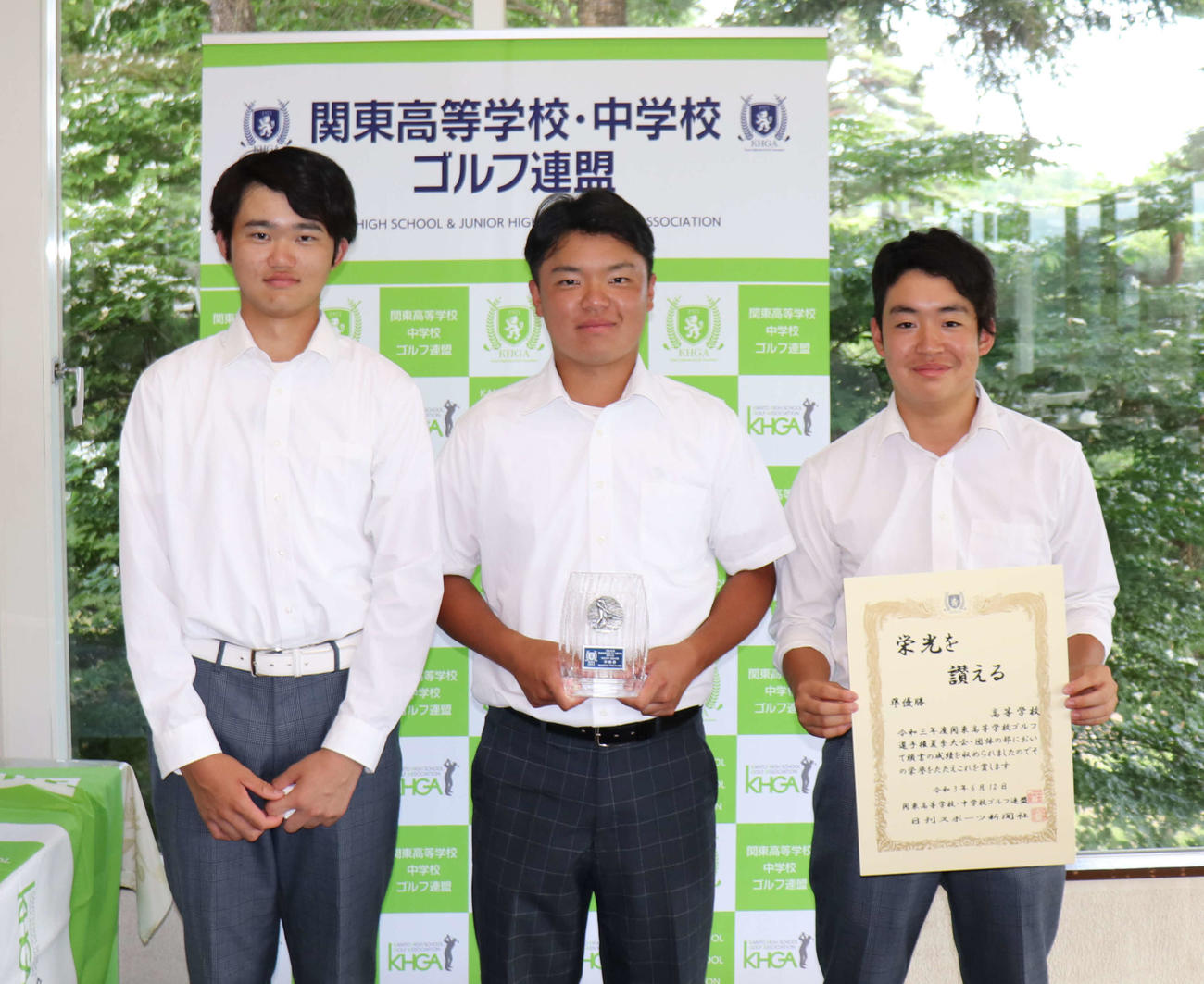 団体男子2位の代々木。（左から）清水拳斗、吉田京介、島貫海輝登