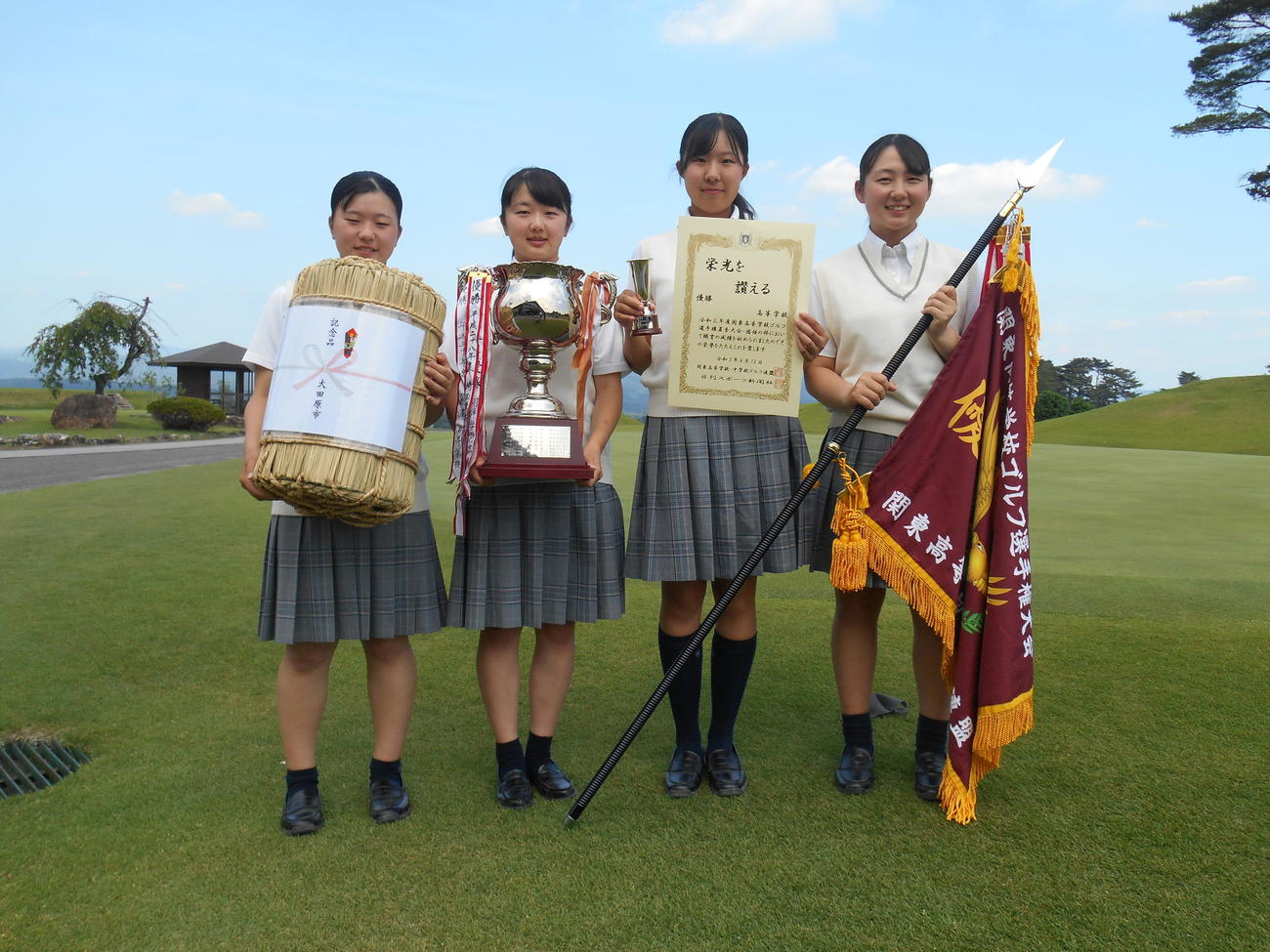 女子団体優勝の埼玉栄、（左から）金子怜愛、大郷光瑠、高野愛姫、中澤瑠来