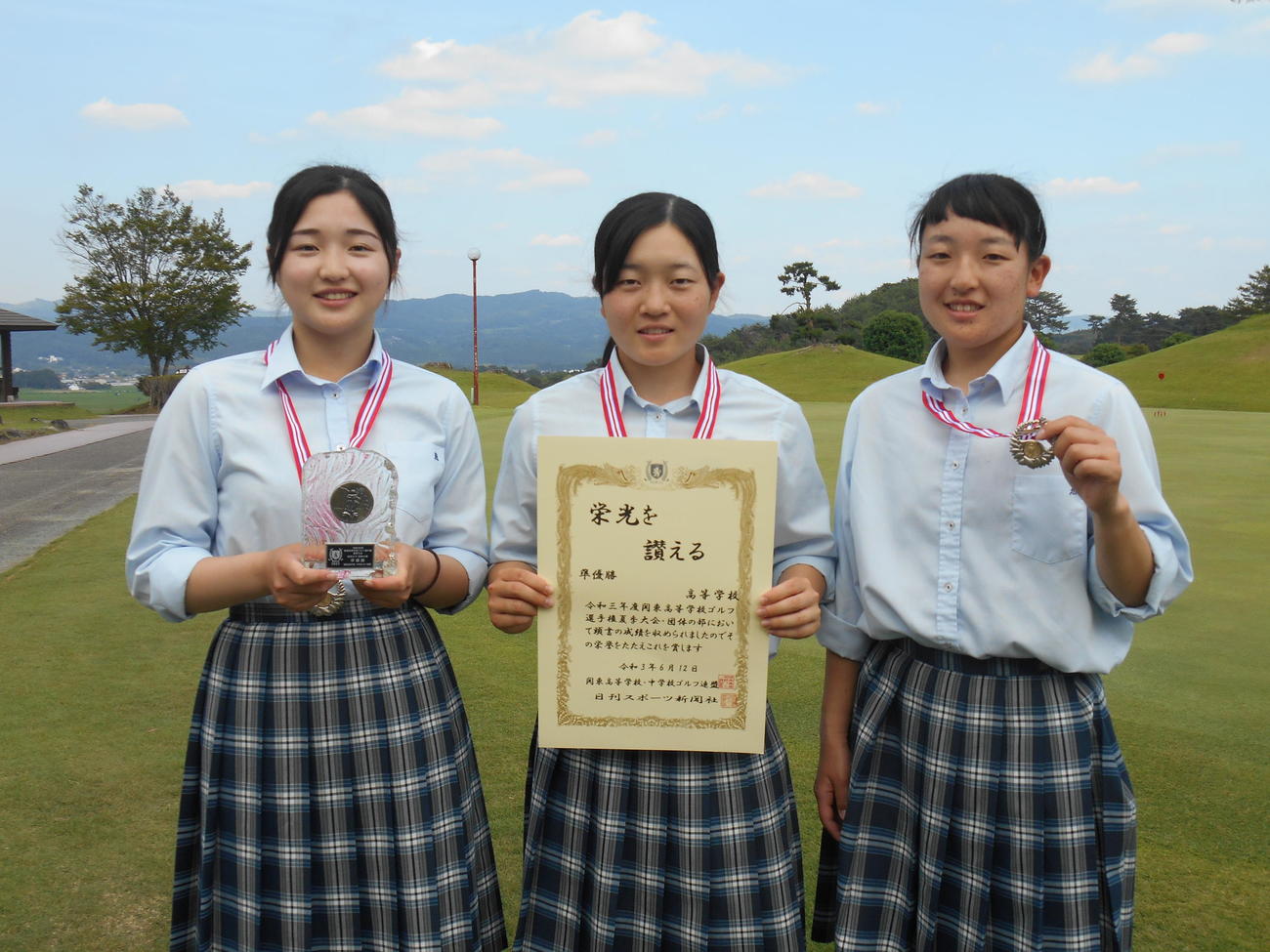 女子団体2位の明秀日立、（左から）桜井梨央、佐藤心結、斎藤華音