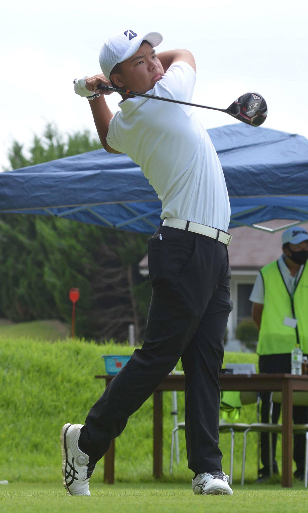 10番で力強い1打を放つ個人男子優勝の吉田京介（撮影・吉池彰）