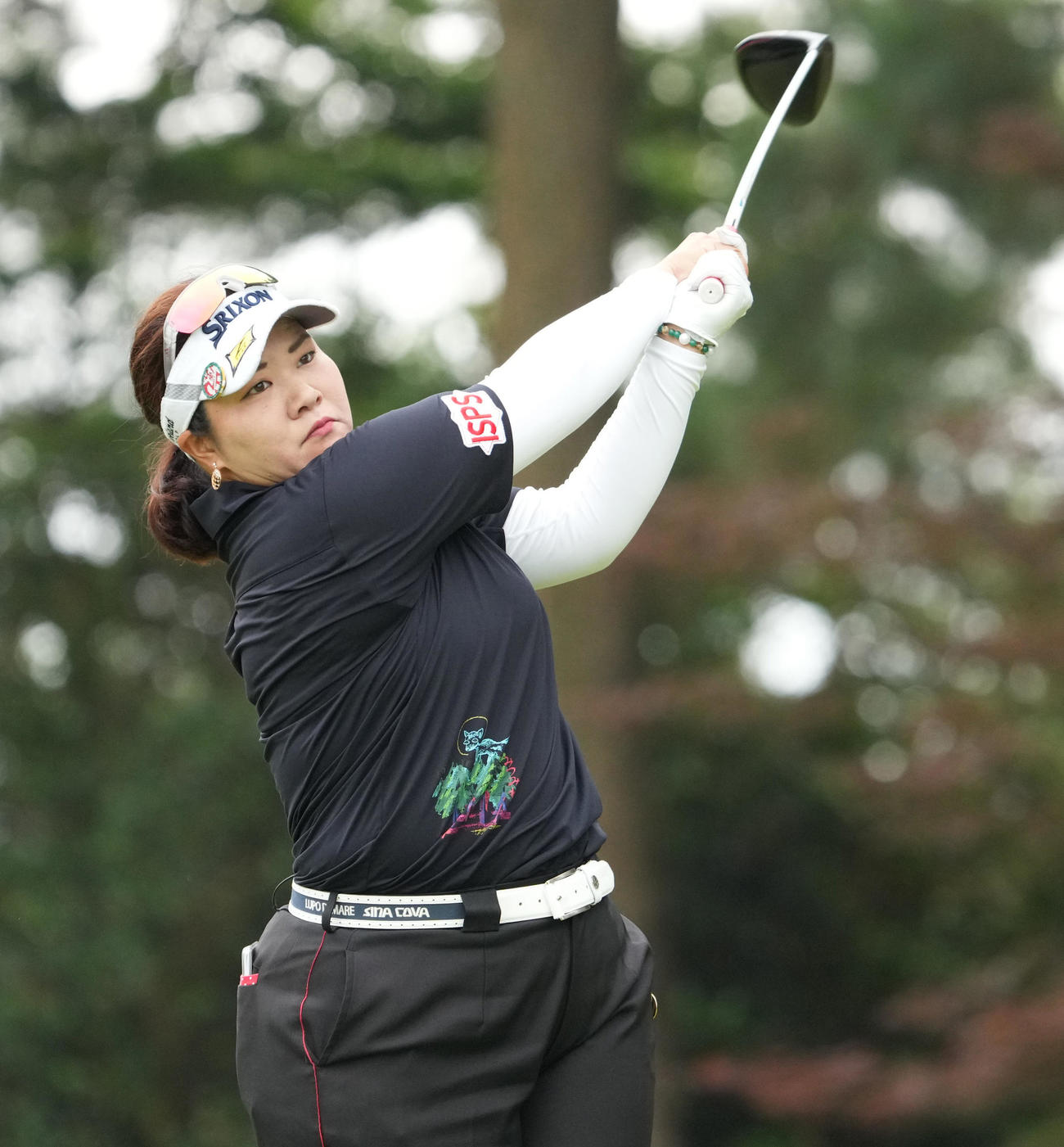 宮里藍サントリー・レディース最終日　5番、ティーショットを放つ酒井美紀（撮影・清水貴仁）