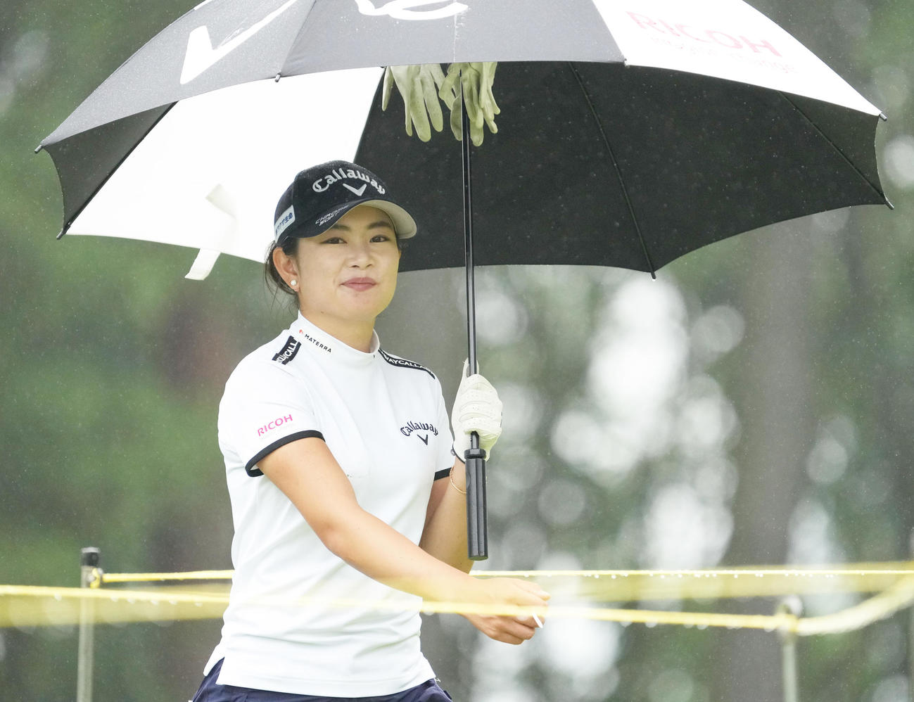 宮里藍サントリー・レディース最終日　5番、笑顔で移動する河本結（撮影・清水貴仁）