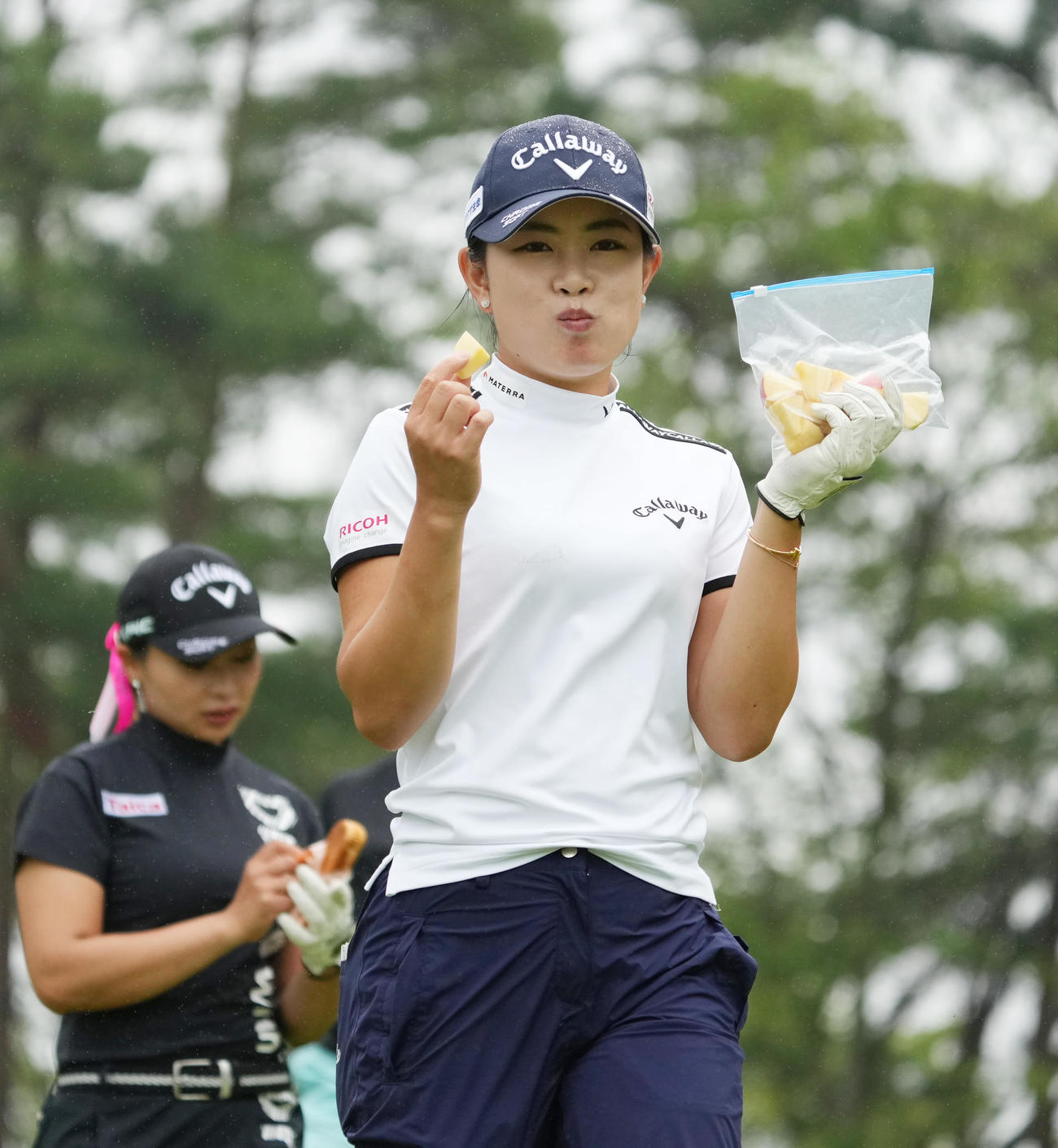 宮里藍サントリー・レディース最終日　5番、リンゴを食べる河本結（撮影・清水貴仁）