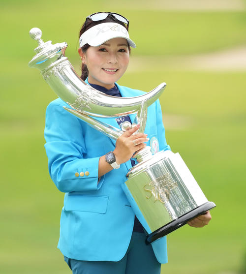 宮里藍サントリー・レディース最終日　表彰式で優勝トロフィーを手にする青木瀬令奈（撮影・清水貴仁）
