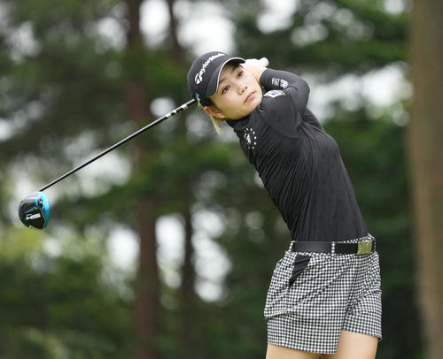 宮里藍サントリー・レディース最終日　5番、ティーショットを放つ山路晶（撮影・清水貴仁）