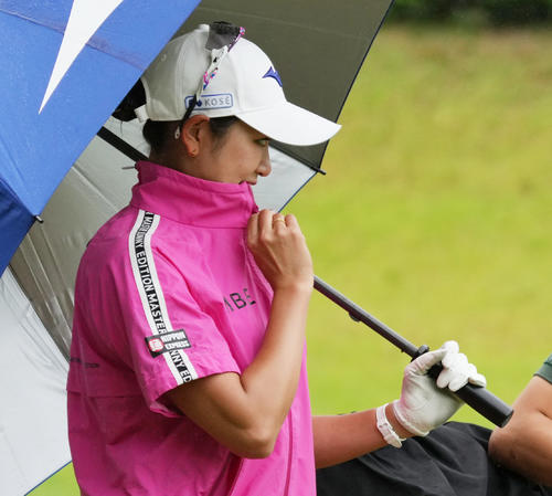 宮里藍サントリー・レディース最終日　10番、カッパのファスナーを降ろす原英莉花（撮影・清水貴仁）