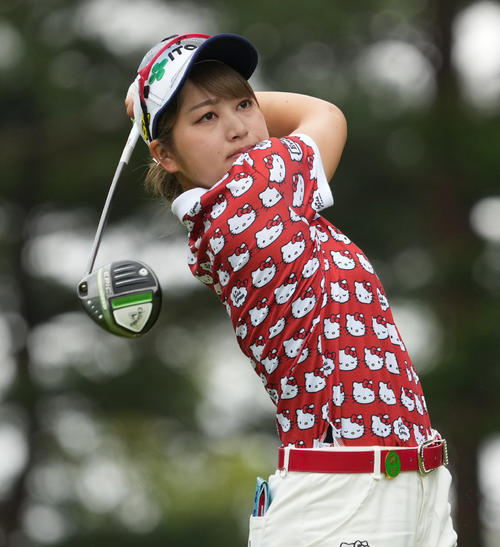 宮里藍サントリー・レディース最終日　5番、ティーショットを放つ田辺ひかり（撮影・清水貴仁）