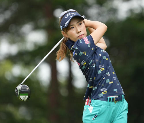 宮里藍サントリー・レディース最終日　5番、ティーショットを放つ木村彩子（撮影・清水貴仁）