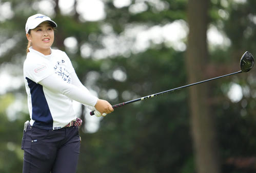宮里藍サントリー・レディース最終日　5番、ティーショットを放つ西郷真央（撮影・清水貴仁）
