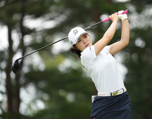 宮里藍サントリー・レディース最終日　5番、ティーショットを放つ古江彩佳（撮影・清水貴仁）