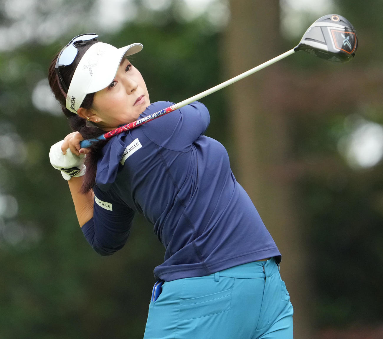 宮里藍サントリー・レディース最終日　5番、ティーショットを放つ青木瀬令奈（撮影・清水貴仁）