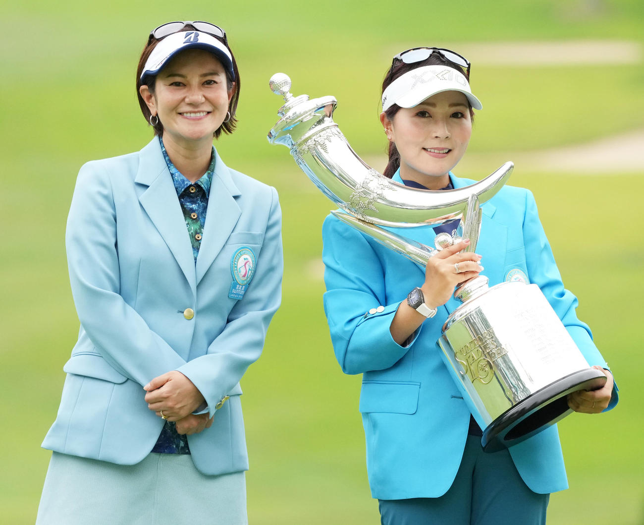 宮里藍サントリー・レディース最終日　表彰式で優勝トロフィーを手にする青木瀬令奈（右）と宮里藍大会アンバサダー（撮影・清水貴仁）