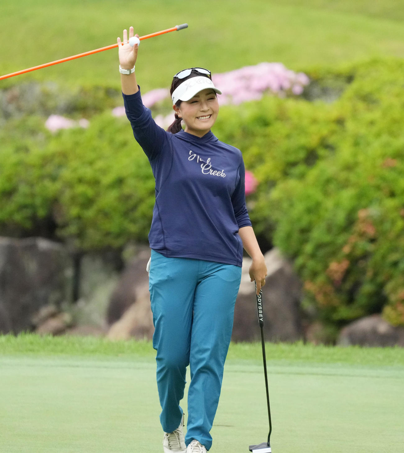 宮里藍サントリー・レディース最終日　18番、通算17アンダーで優勝し笑顔で手を振る青木瀬令奈（撮影・清水貴仁）