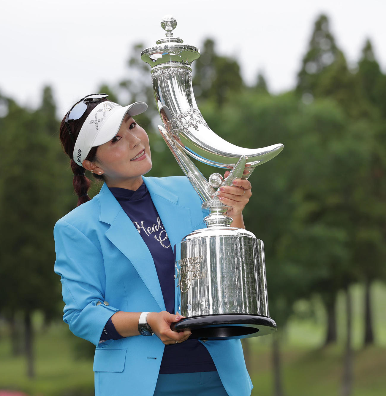 表彰式で優勝トロフィーを手にする青木瀬令奈（撮影・清水貴仁）