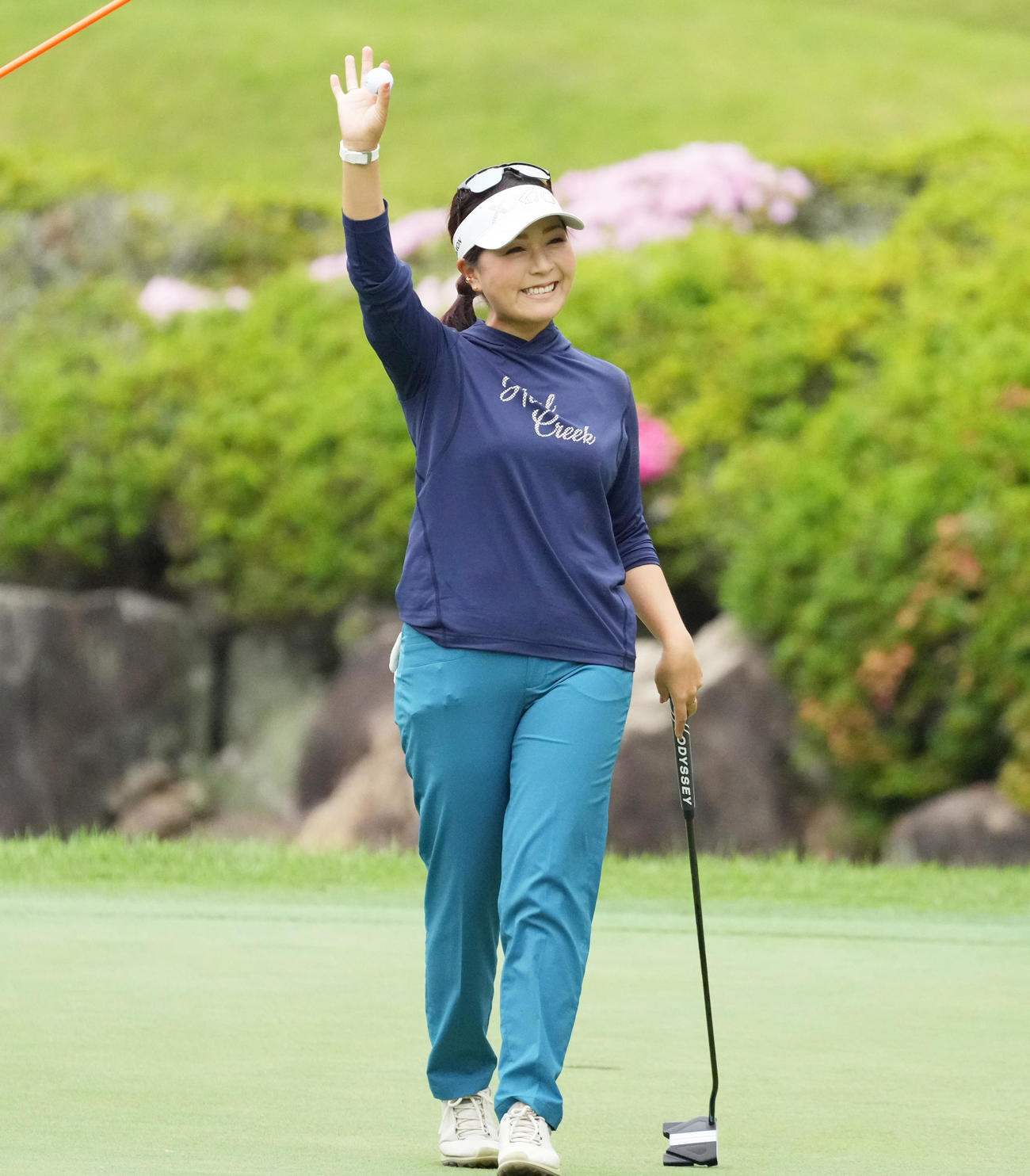 通算17アンダーで優勝し笑顔で手を振る青木瀬令奈（撮影・清水貴仁）