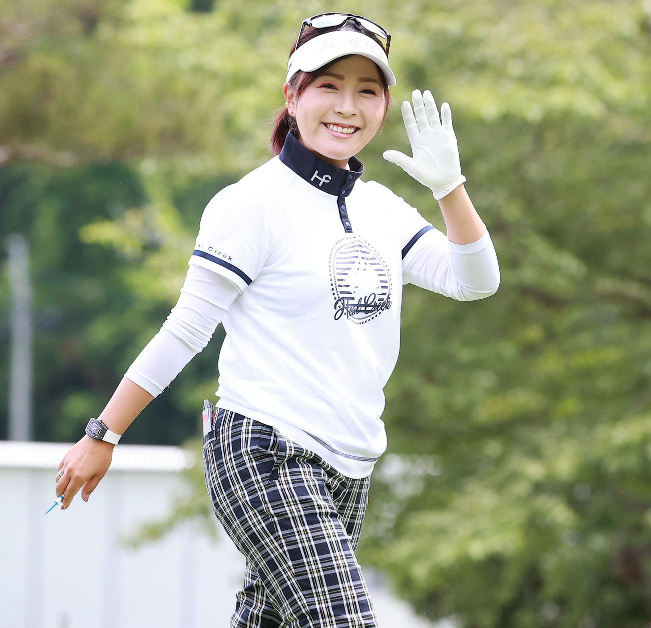 練習日、笑顔で手を振る青木瀬令奈（撮影・浅見桂子）
