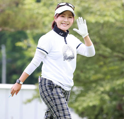 練習日、笑顔で手を振る青木瀬令奈（撮影・浅見桂子）