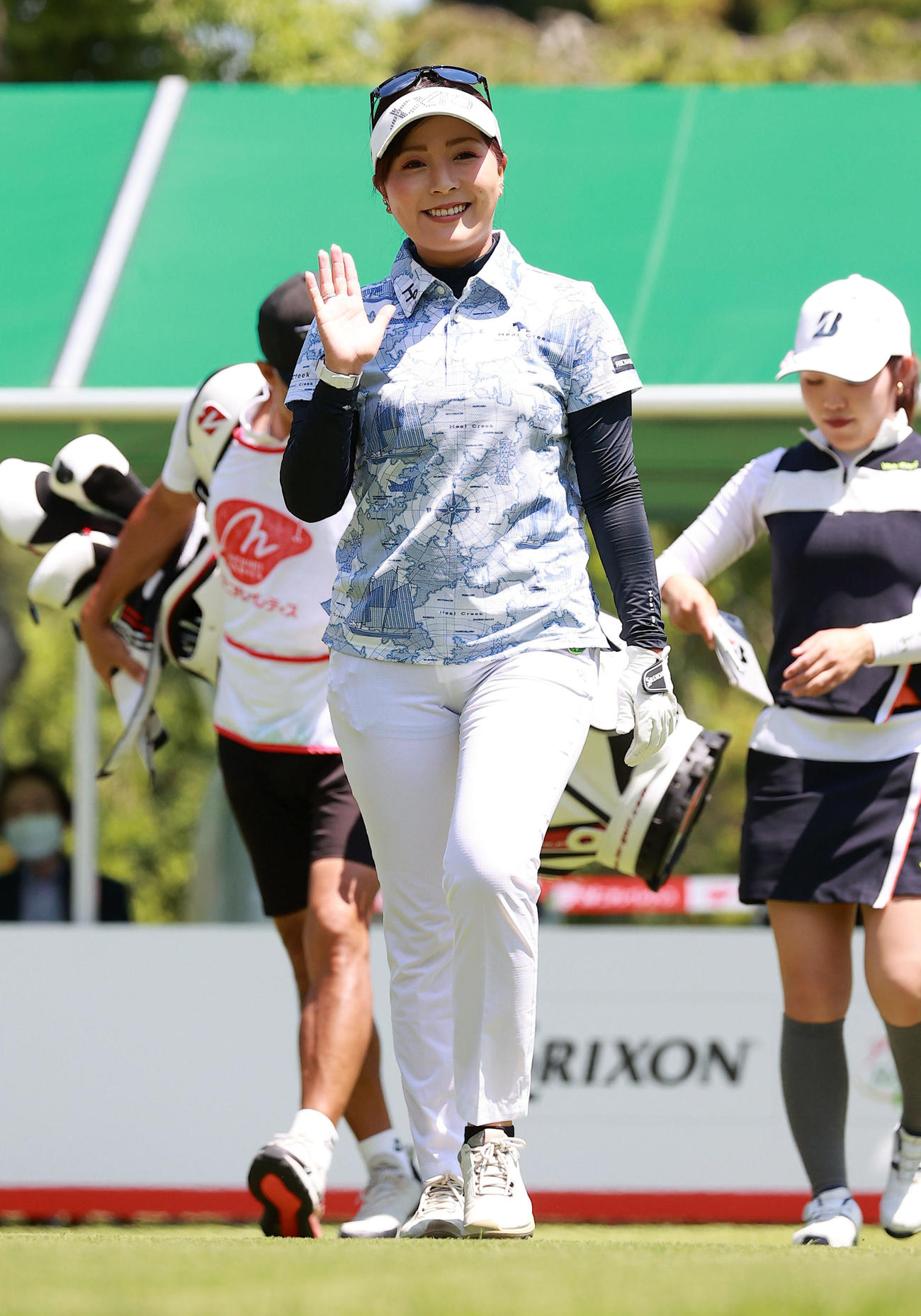 1番、ティーショット後、笑顔で手を振る青木（撮影・浅見桂子）