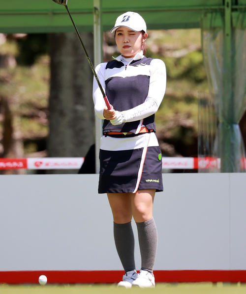 1番、ティーショット前、ラインを読む古江（撮影・浅見桂子）