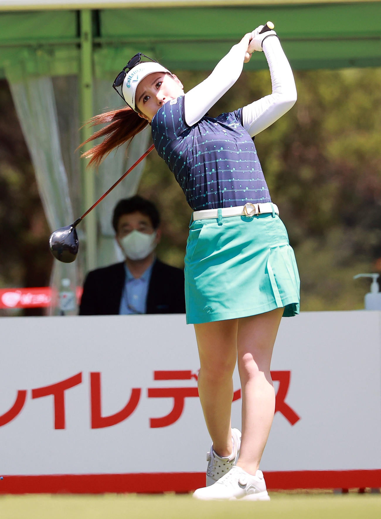 1番、ティーショットを放つ西村（撮影・浅見桂子）
