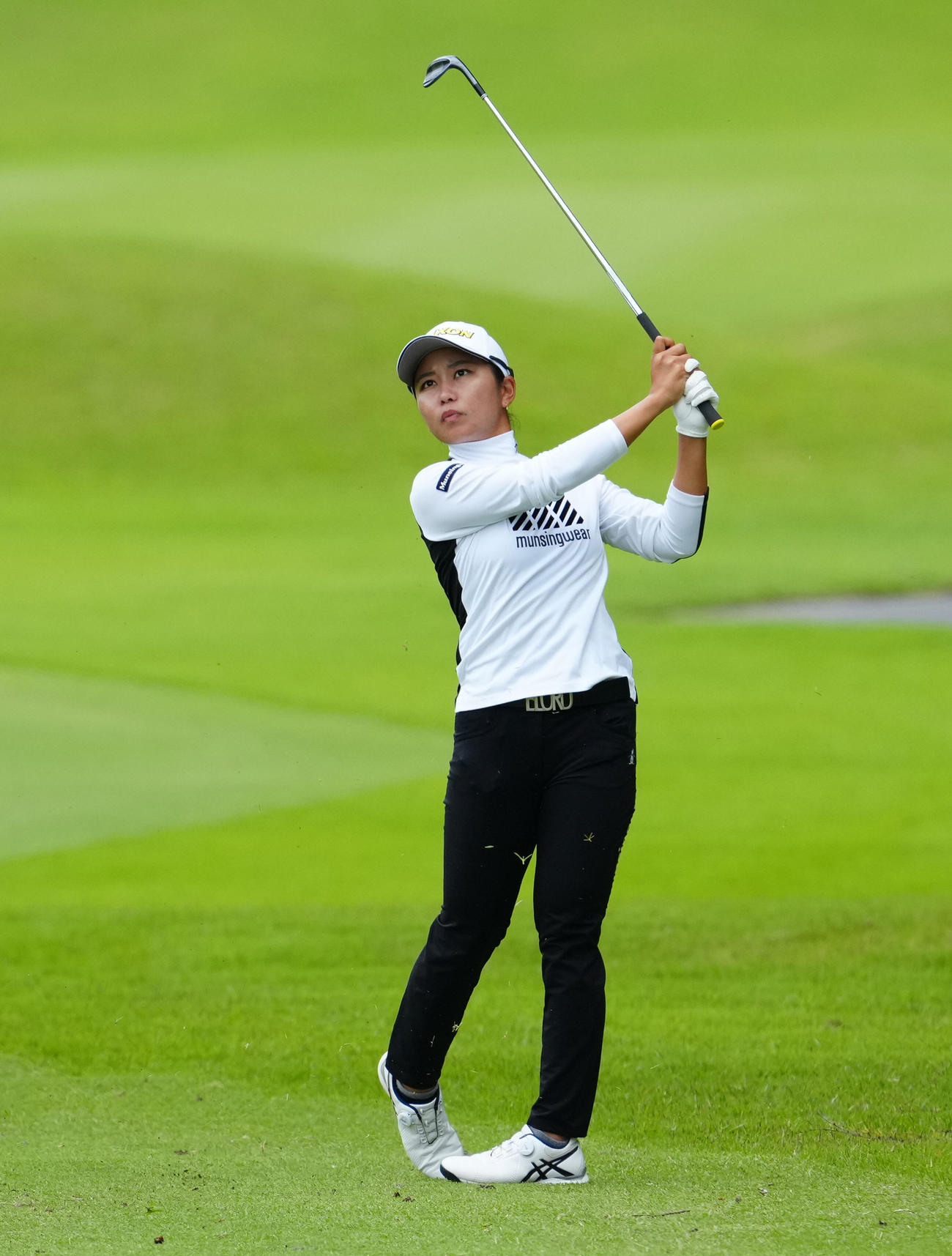 2020年度JLPGA最終プロテスト練習日　練習ラウンドでショットを放つ佐渡山理莉（代表撮影）