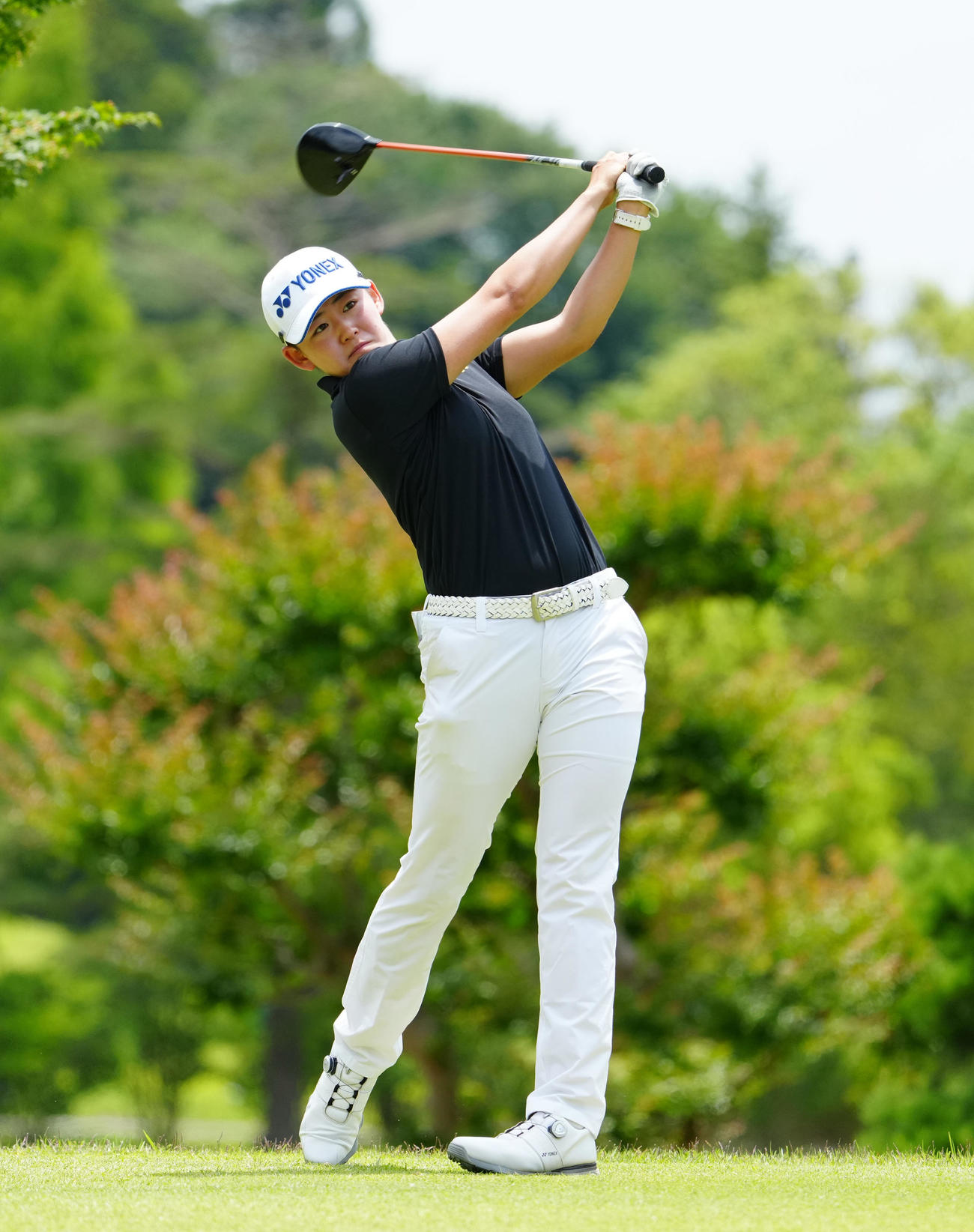 2020年度JLPGA最終プロテスト練習日　練習ラウンドでティーショットを放つ岩井明愛（代表撮影）