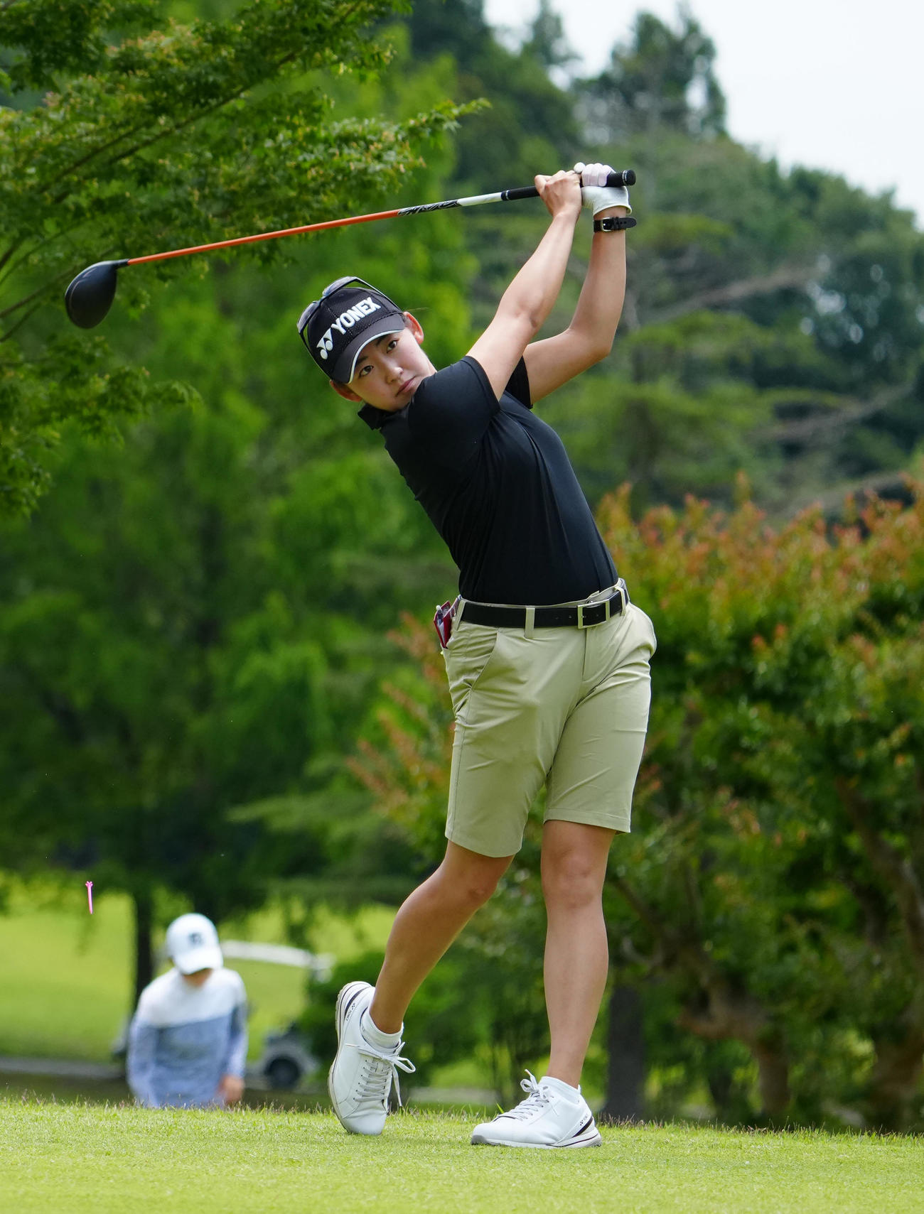 2020年度JLPGA最終プロテスト練習日　練習ラウンドでショットを放つ岩井千怜（代表撮影）