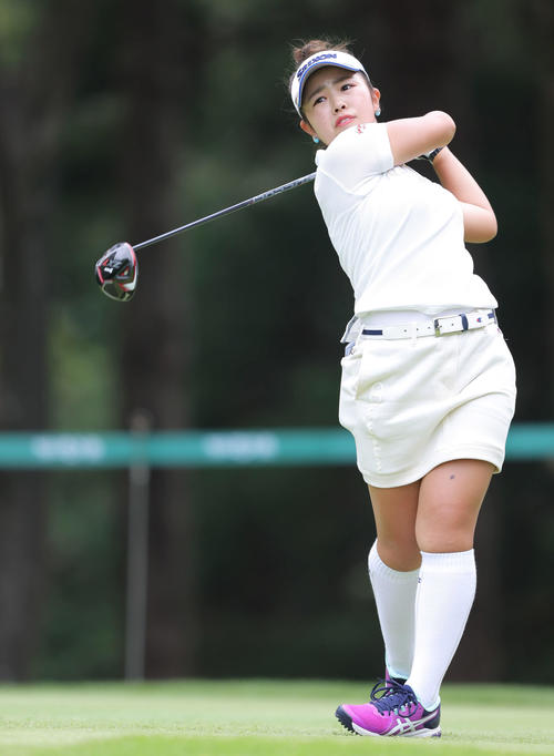 12番、ティーショットを放つ山下（撮影・河田真司）