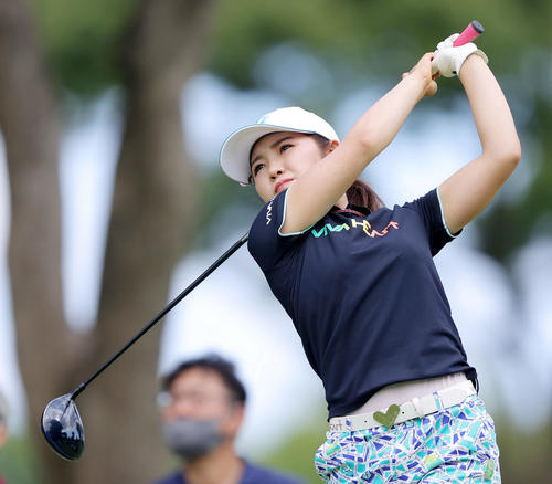 17番、ティーショットを放つ古江（撮影・河田真司）