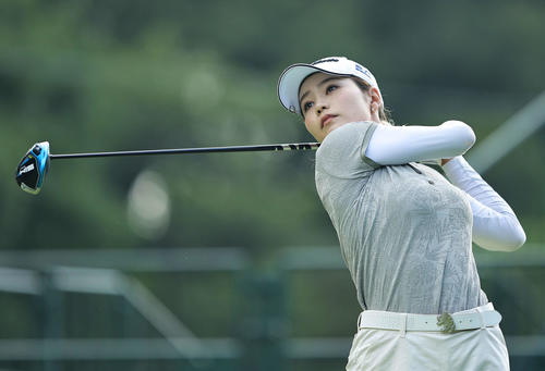 10番、ティーショットを放つ山路（撮影・河田真司）