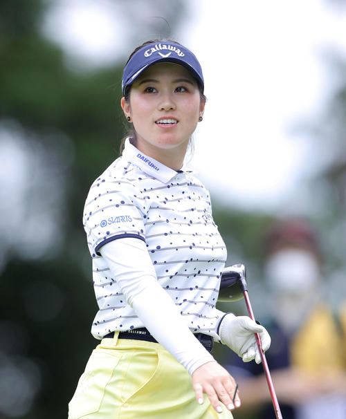 12番、ティーショットを放ち打球の行方を確認する西村（撮影・河田真司）