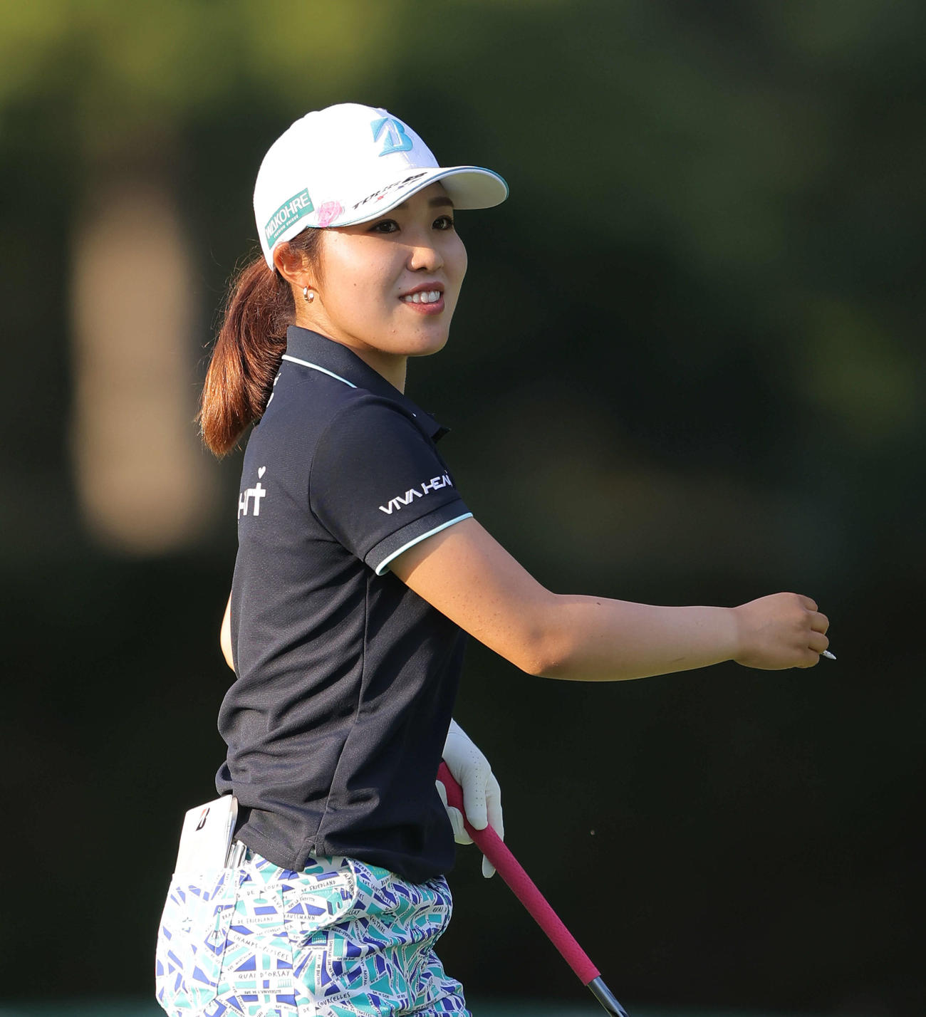 9番、ティーショットを放ち笑顔を見せる古江（撮影・河田真司）