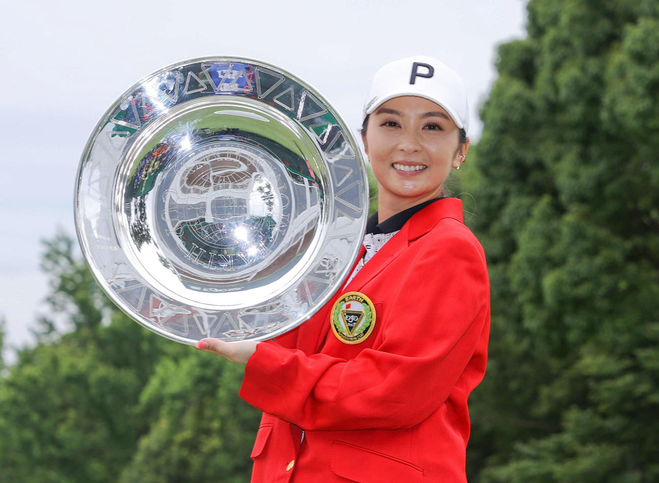 優勝プレートを手に笑顔で写真に納まる菊地（撮影・河田真司）