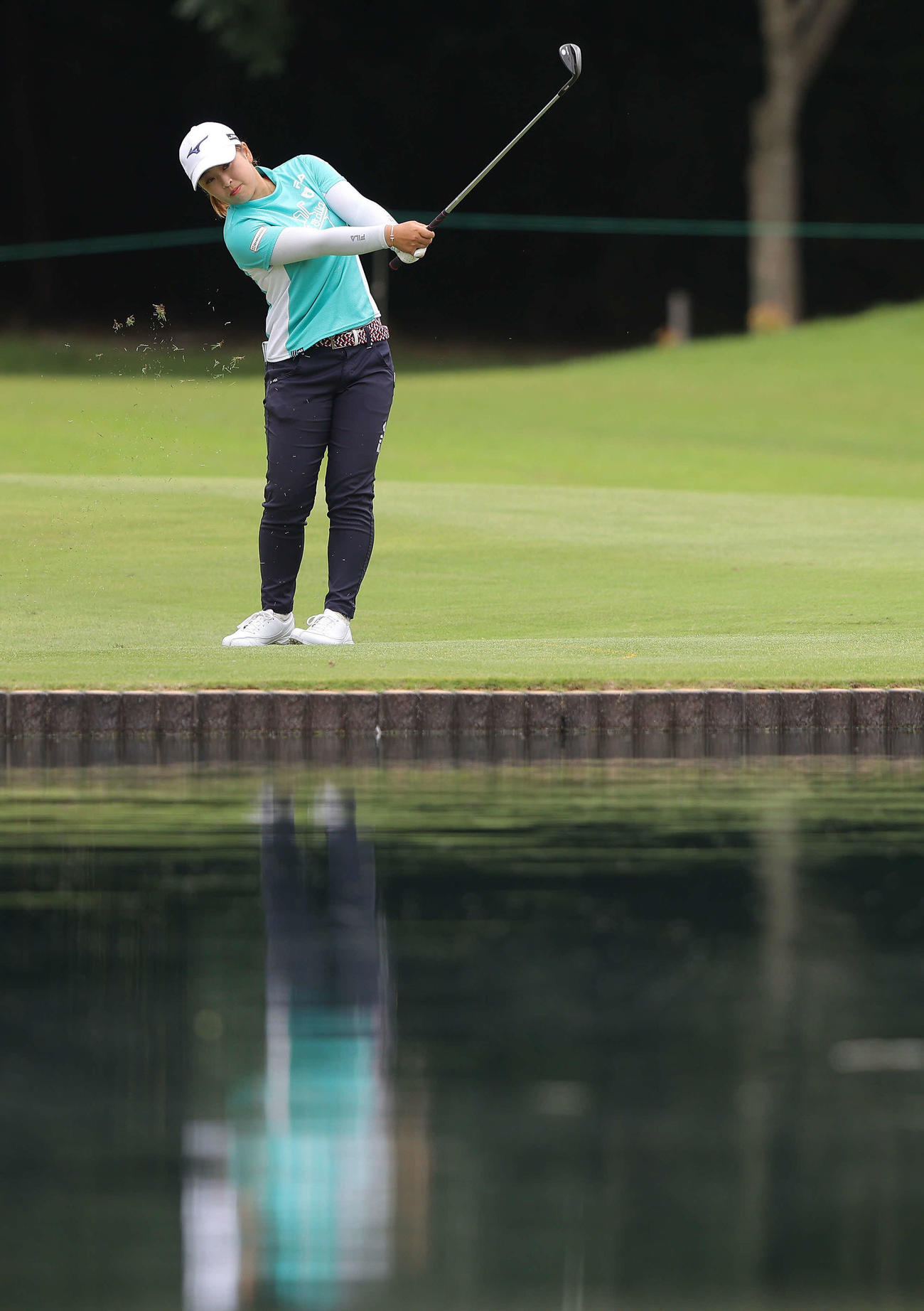 9番、池ポチャ後、ショットを放つ西郷（撮影・河田真司）