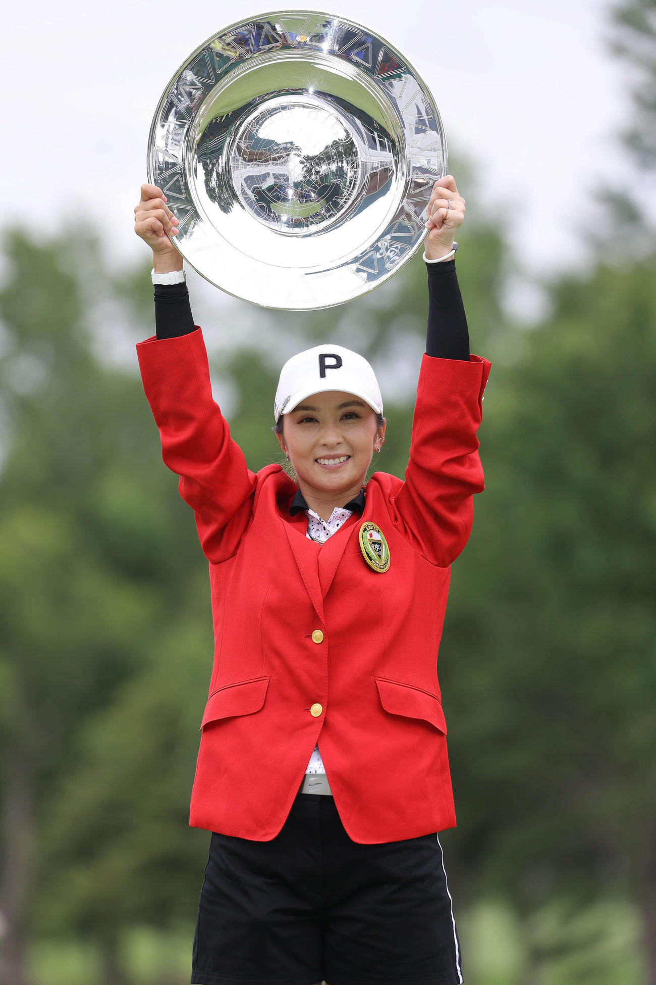 優勝プレートを手に笑顔で写真に納まる菊地（撮影・河田真司）