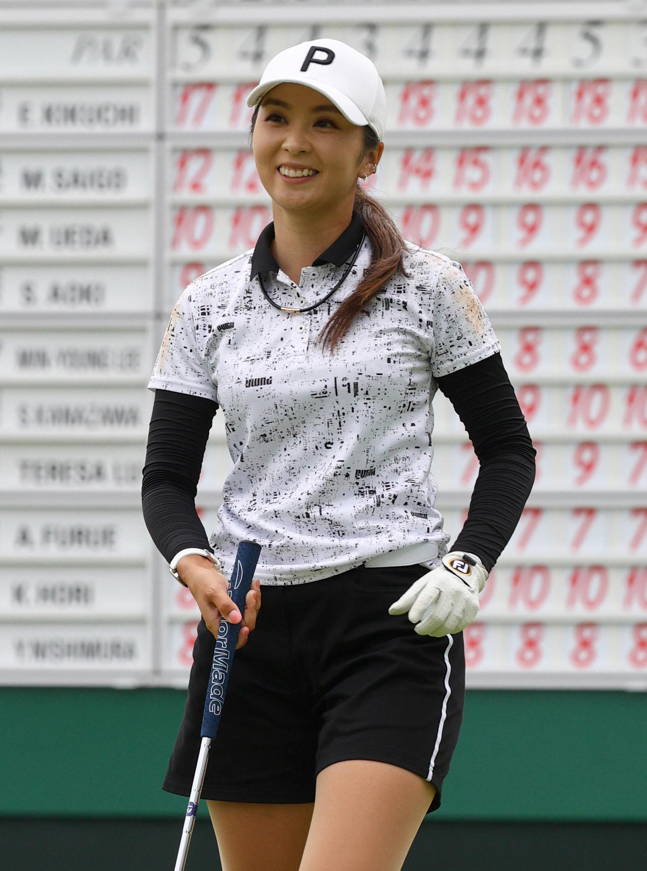初日から単独首位を守り切る完全優勝を遂げ、笑顔を見せる菊地（代表撮影）